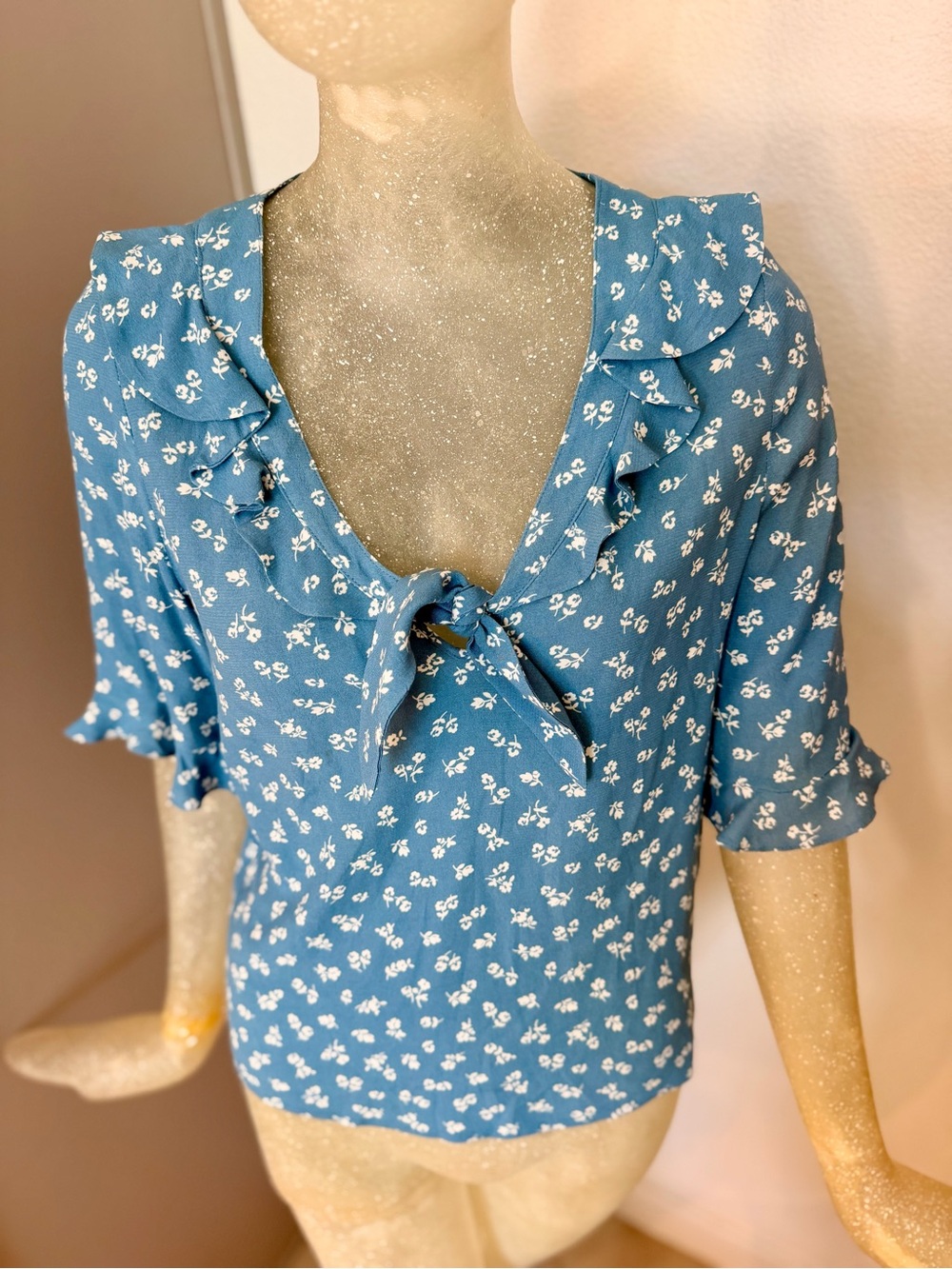 Sezane Pomme Blue and White Floral Tie-Front Ruffle Blouse. Size 34FR/2 US - Picture 3 of 11